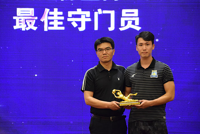 那支在英超奇迹夺冠的球队 如今跌向了深渊